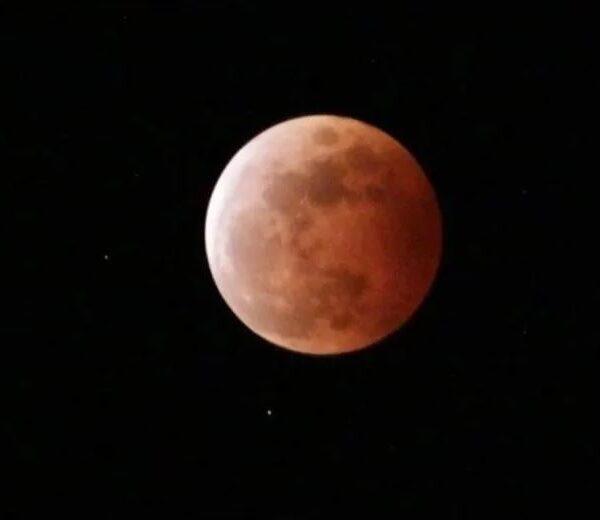 9 Amalan Sunnah saat Gerhana Bulan Total Minggu Malam 7-8 September 2025