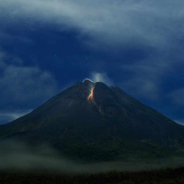 Gunung Merapi Luncurkan Awan Panas Susul Erupsi Semeru, Apa Letusan Gunung Api Menular?