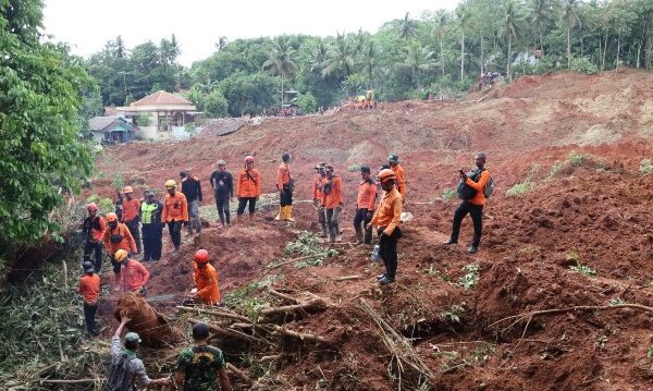 UNIKMA Cilacap Salurkan Bantuan untuk Korban Longsor Cibeunying Hari Ini